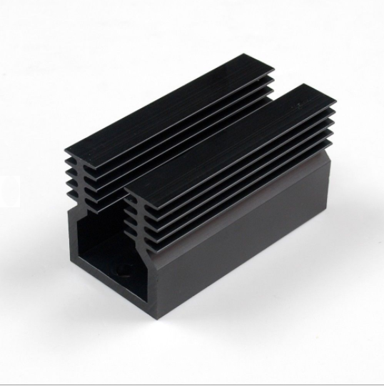 Schwarzes Kühlkörpernut-Aluminiumprofil Kundenspezifische Präzisions-Extrusion